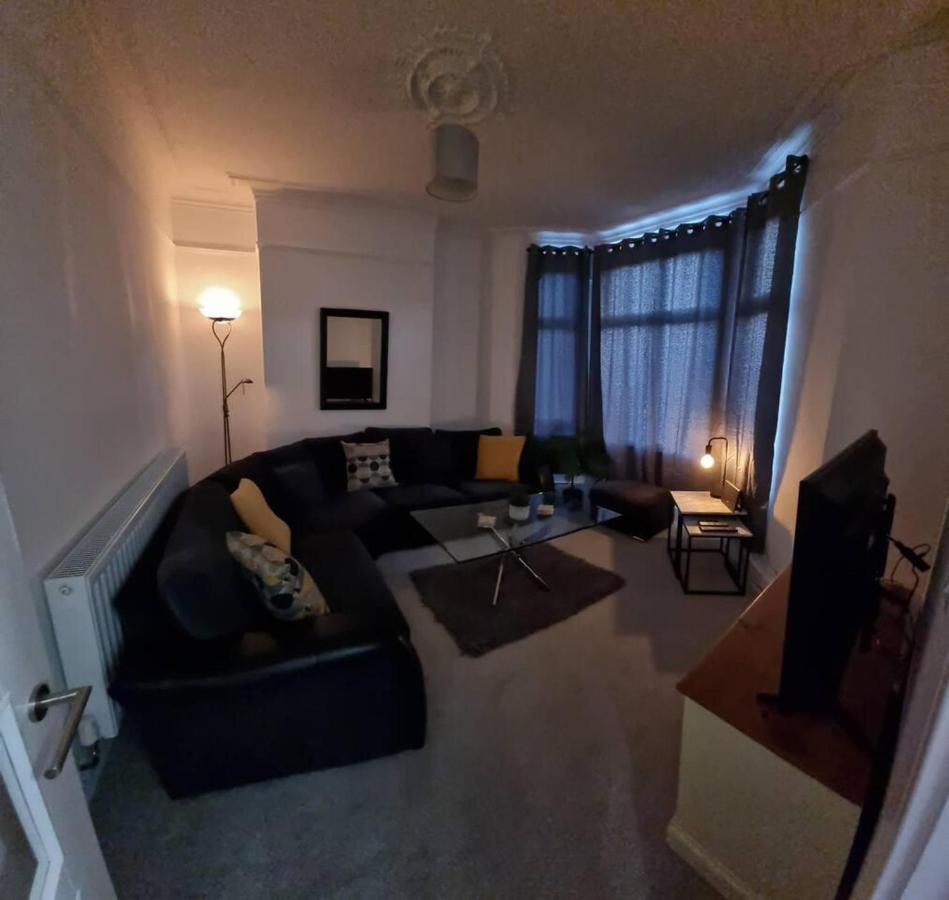 Modern 4-Bedroom Townhouse With Private Garden Abertillery Dış mekan fotoğraf